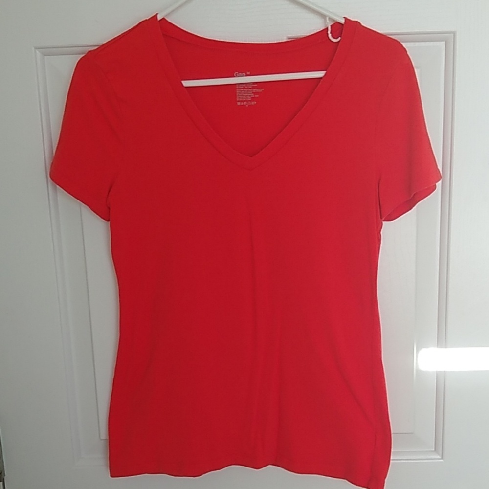 M orange v neck tee